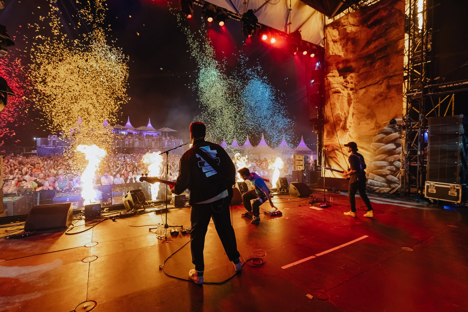Flammes et confettis sur scène